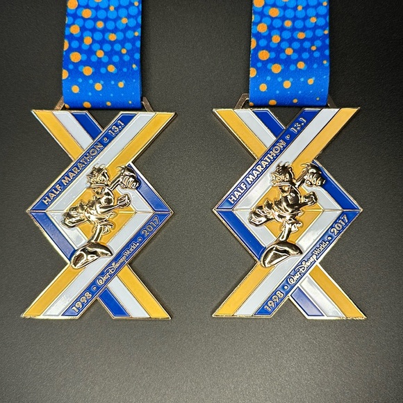 Disney Run 2017 2 medals Half Marathon 13.1 Donald Duck 20th Anniversary - Picture 1 of 5